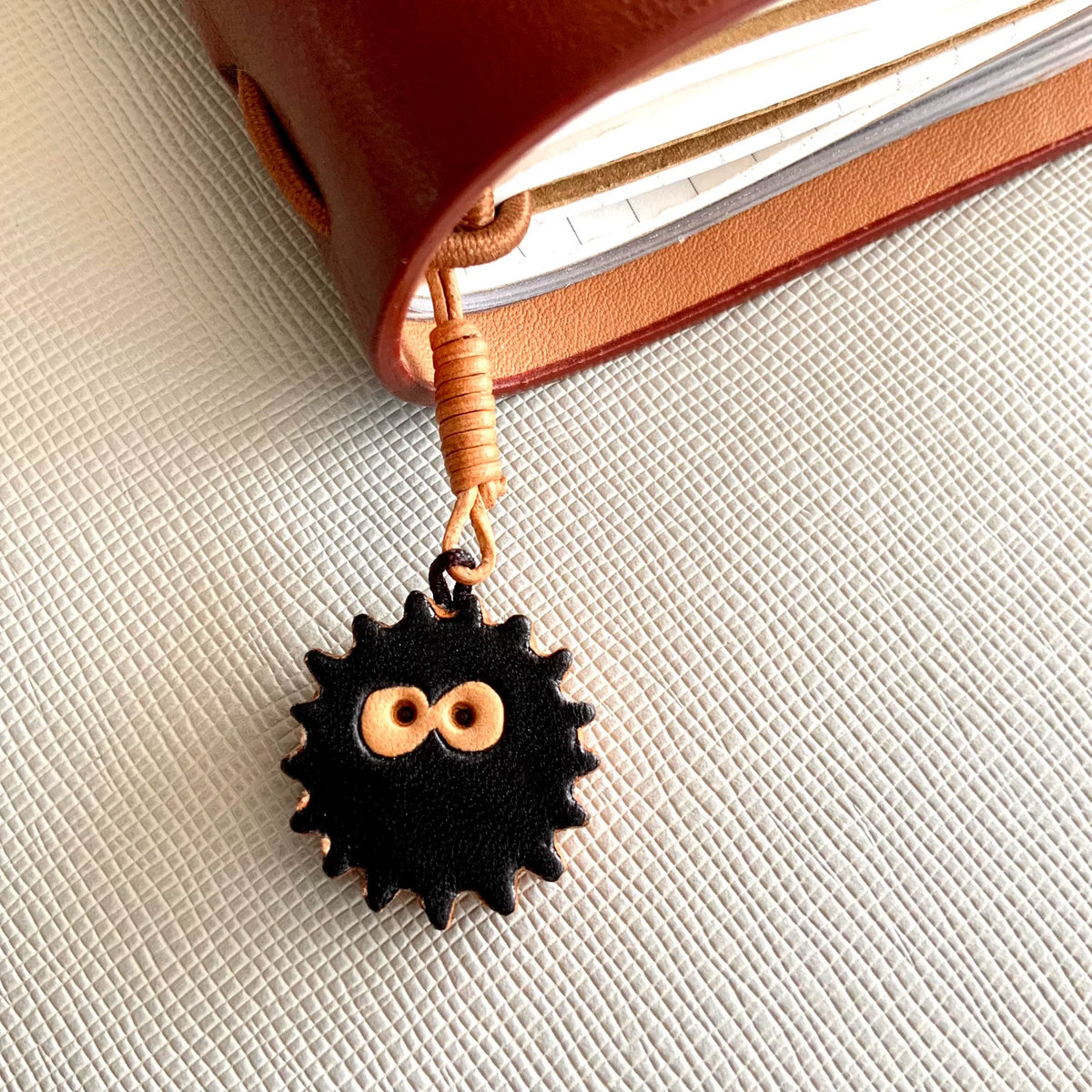 ハンドメイド レザー犬チャーム キーホルダー ペンダント