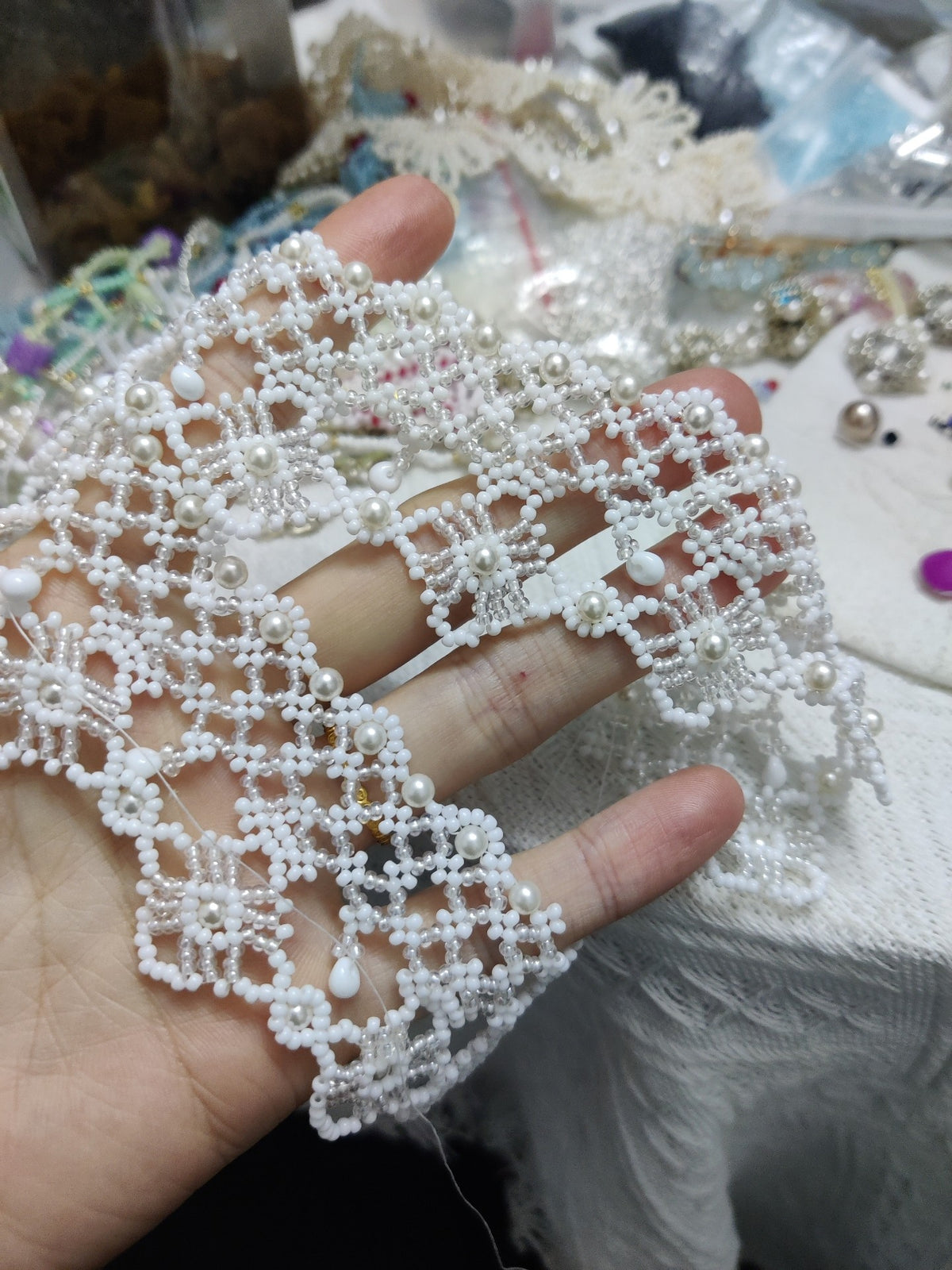Witte bruidschoker met parels en kralen