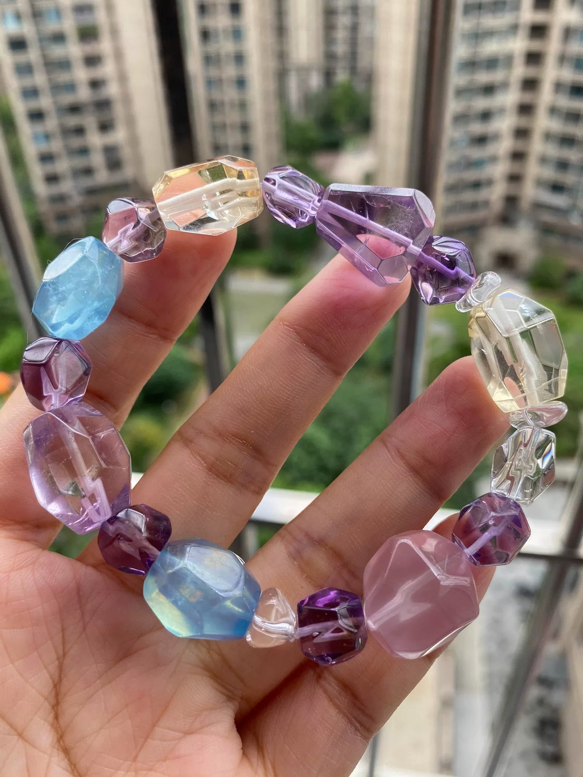 Bracelet en cristal aux pierres naturelles de taille libre