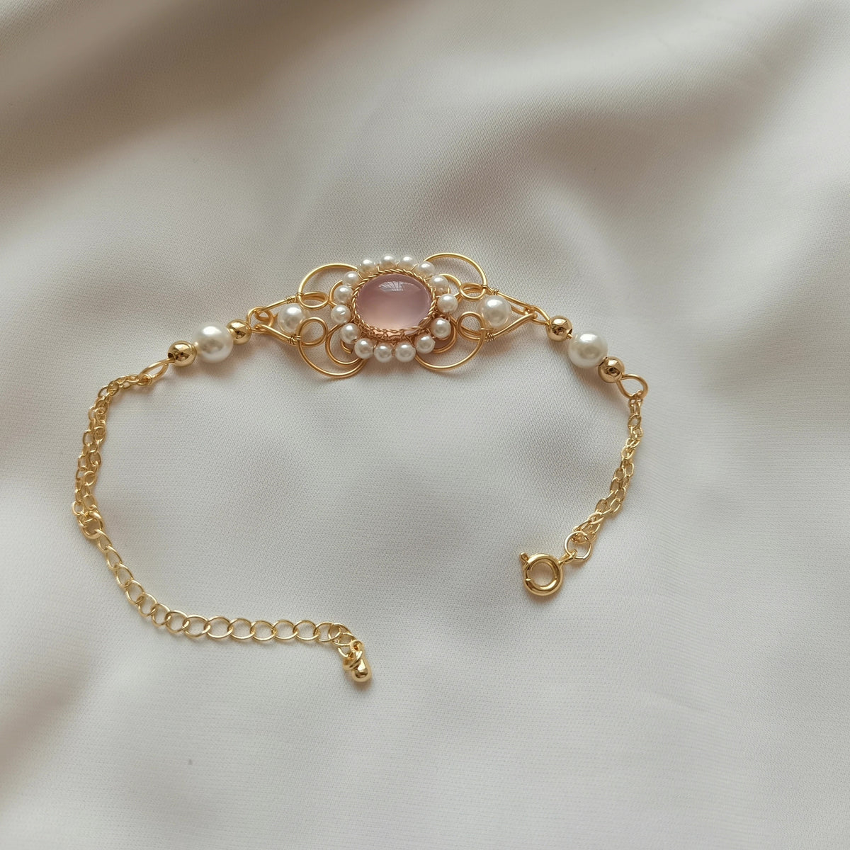 Armband med roskvarts och trådlindning i guldton