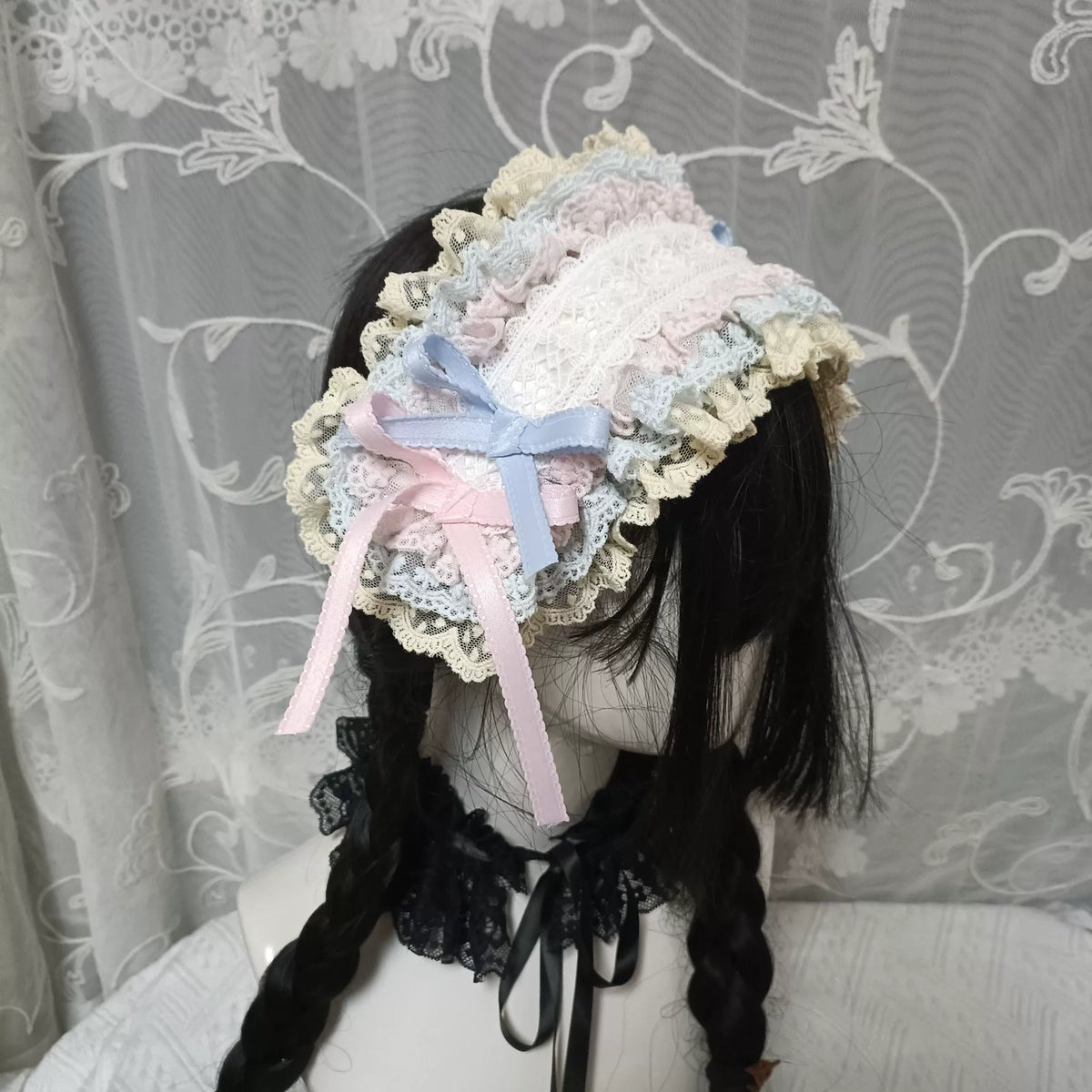 Toucado Capota em Renda com Folhos Pastel
