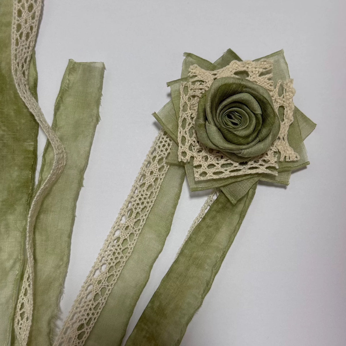 Choker con rosa in tessuto verde salvia artigianale