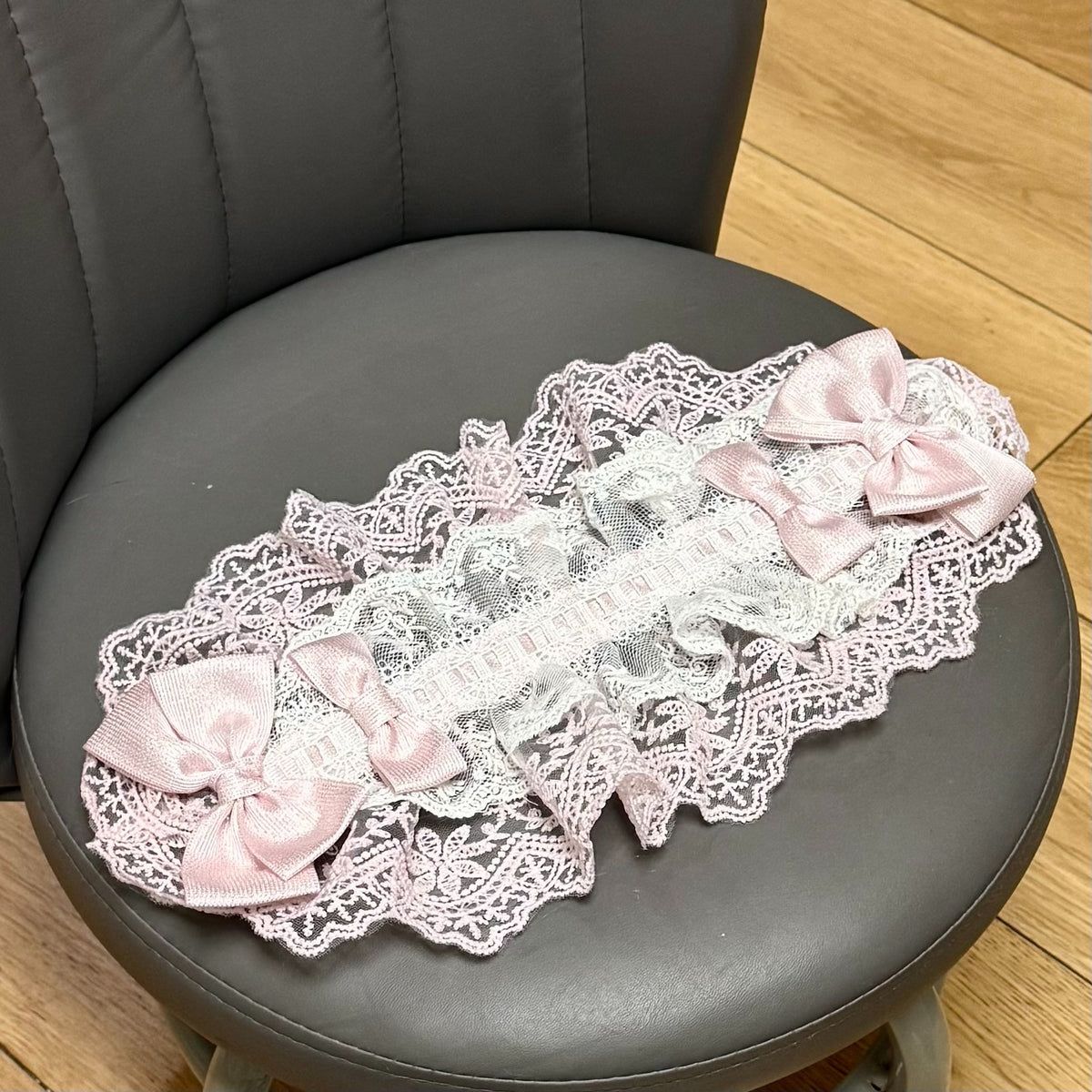 Roser Spitzen-Puppenkopfschmuck mit Satinschleifen