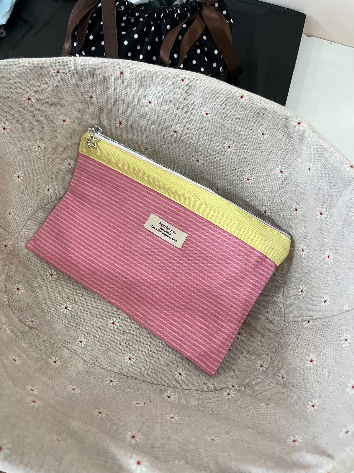 Estuche de algodón hecho a mano con rayas rosa y amarillo
