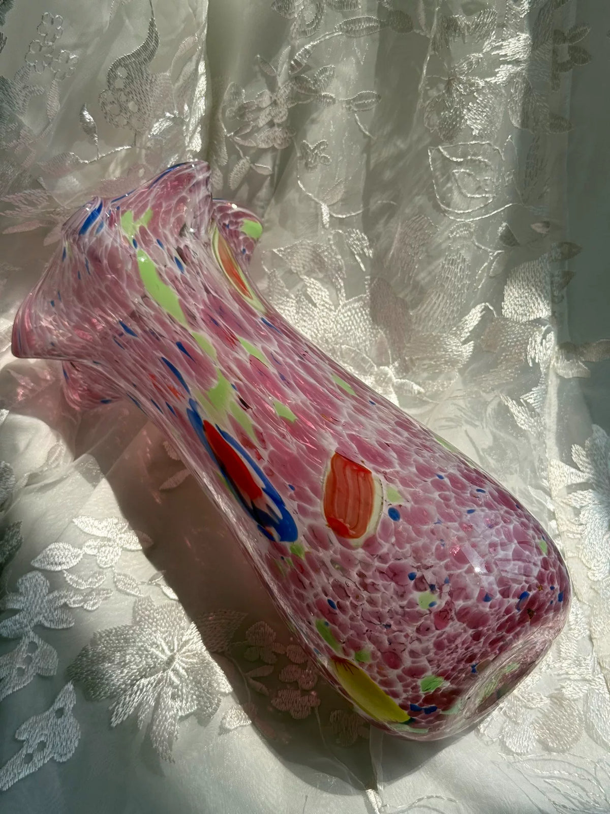 Rosa Glasvase mit floralen Motiven