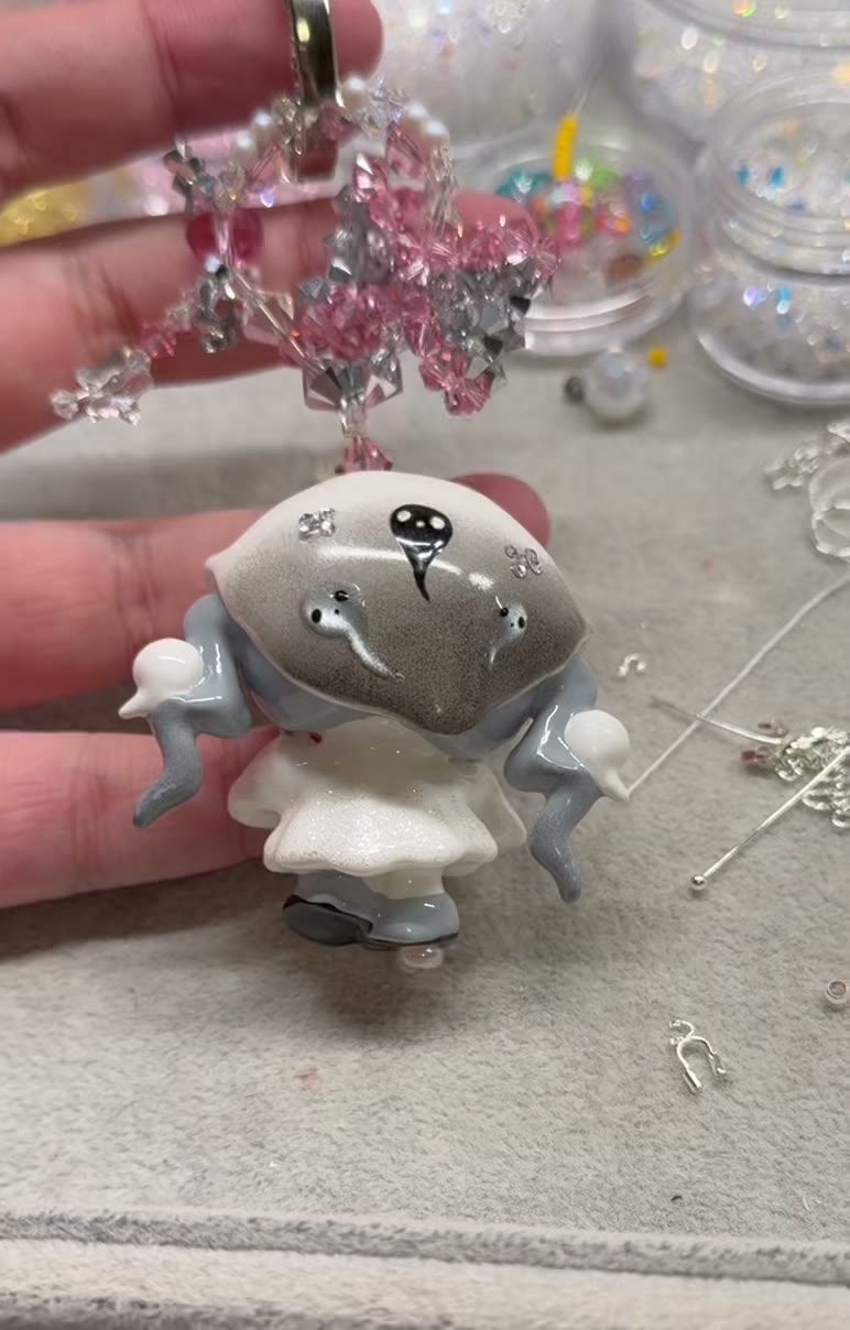 Spökflicka telefoncharm i resin med pärlkedja