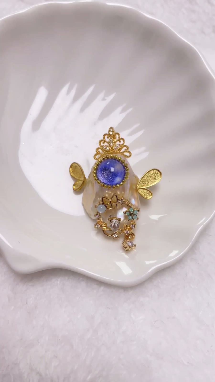 Dije de monstruo con perla barroca y corona