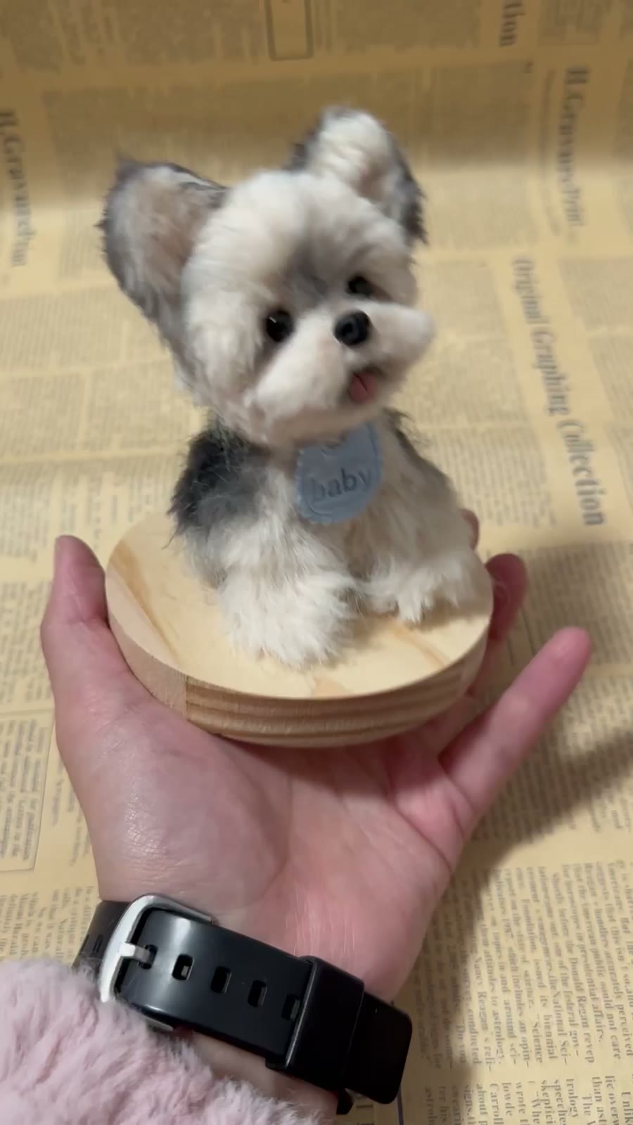 Miniatur Yorkshire Terrier Plüschfigur auf Holzsockel
