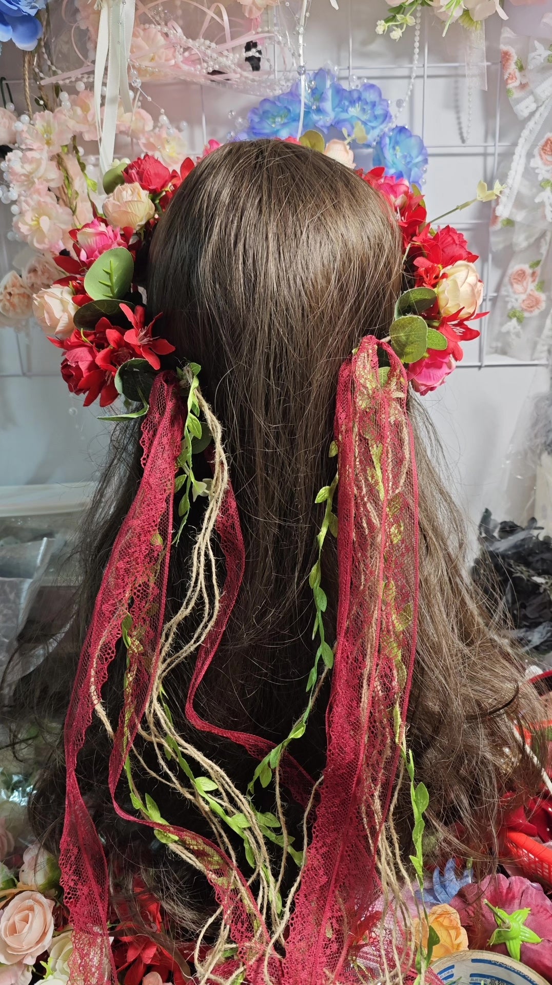Blomkrans med röda rosor och päreltofsar