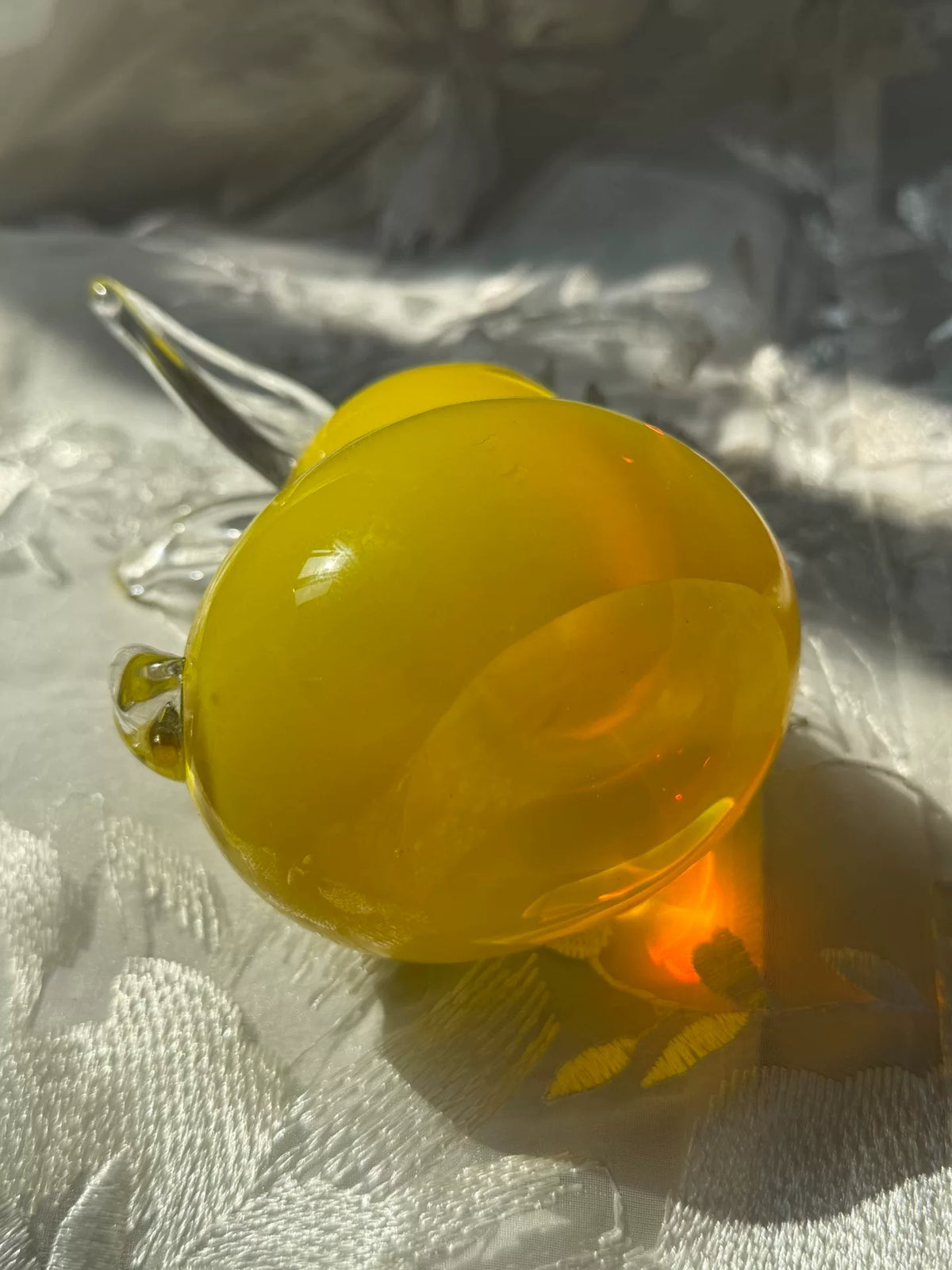 Figurine de lapin en verre jaune, oreilles transparentes