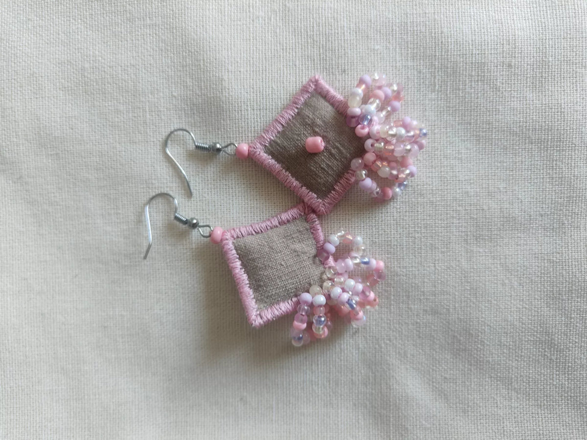 Brincos de Tecido Rosa com Contas e Franja à Mão
