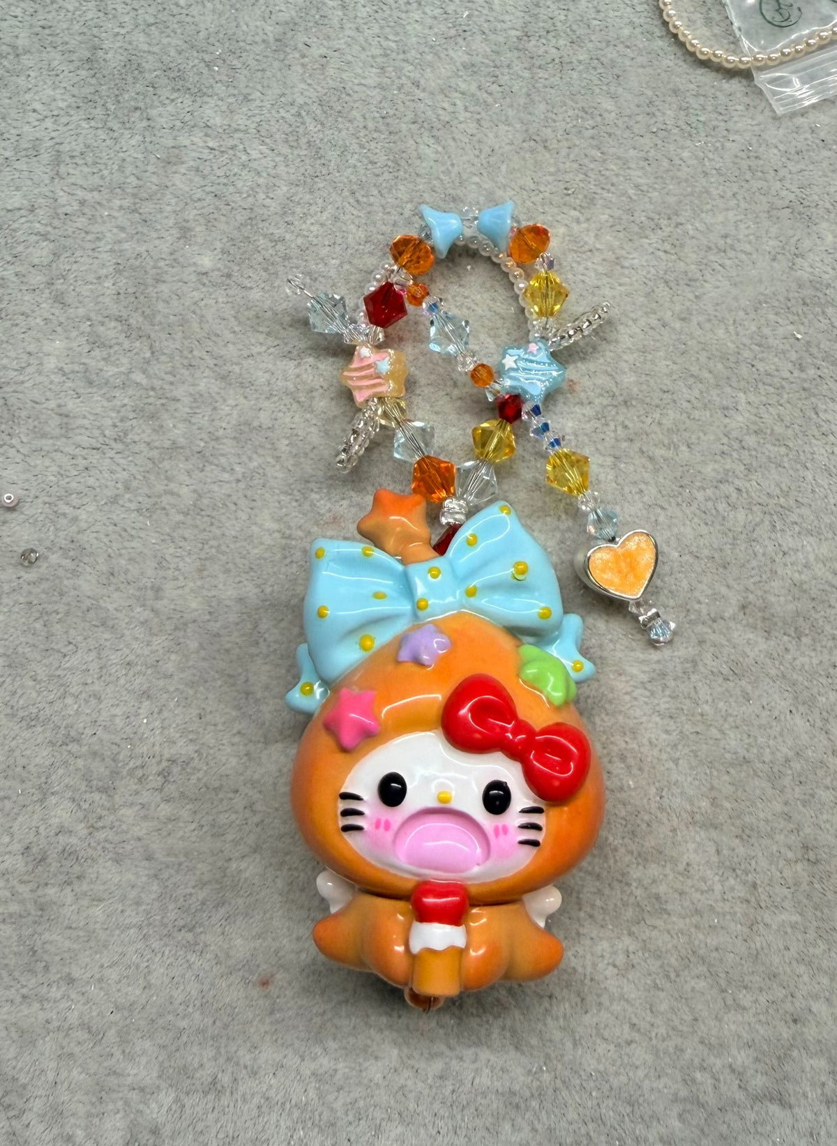 Charm per borsa e cordino telefono con gatto e perle fatto a mano