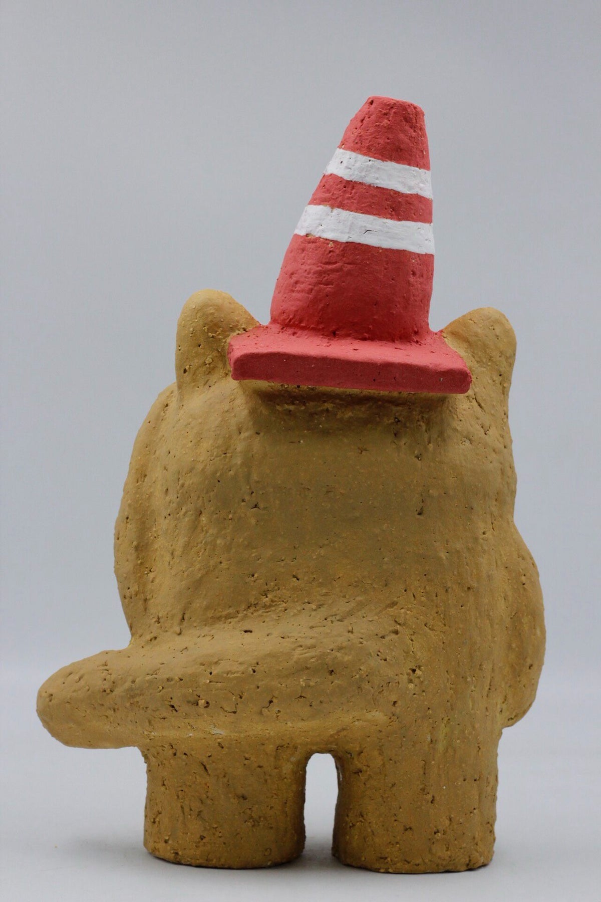 Handgjord kattstatyett med trafikkonhatt