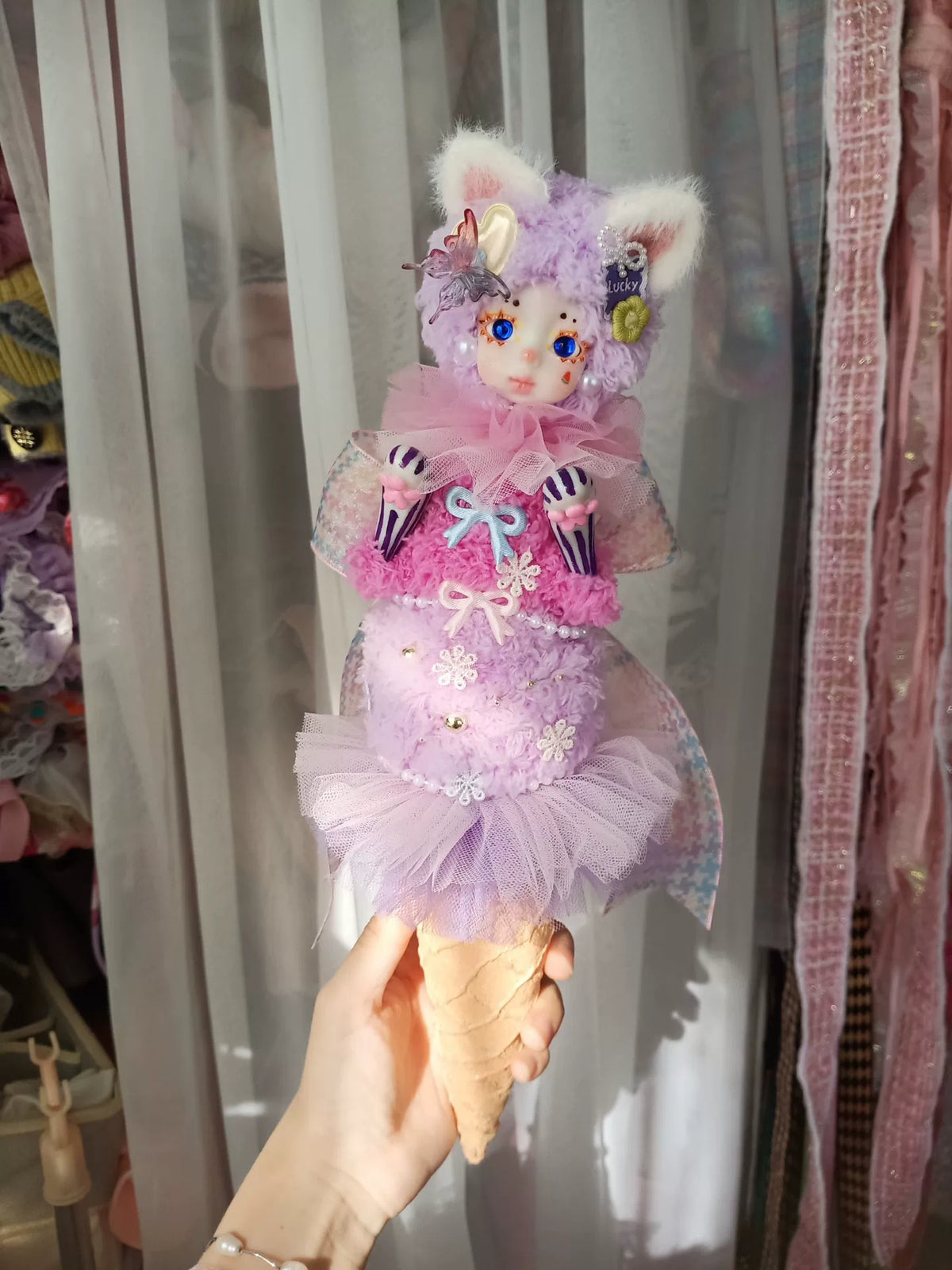 Poupée en peluche artisanale glace avec oreilles de chat 35cm