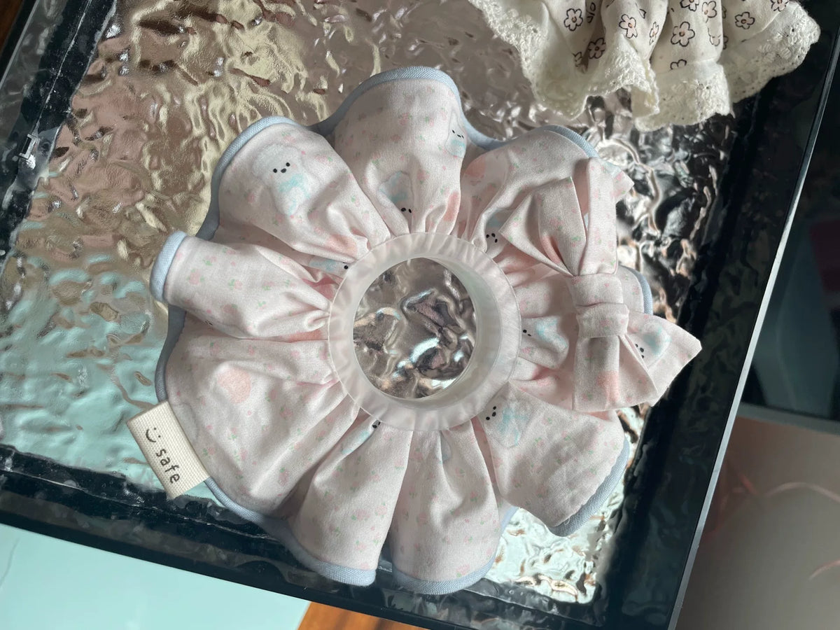 Chouchou en tissu rose avec nœud et liseré bleu