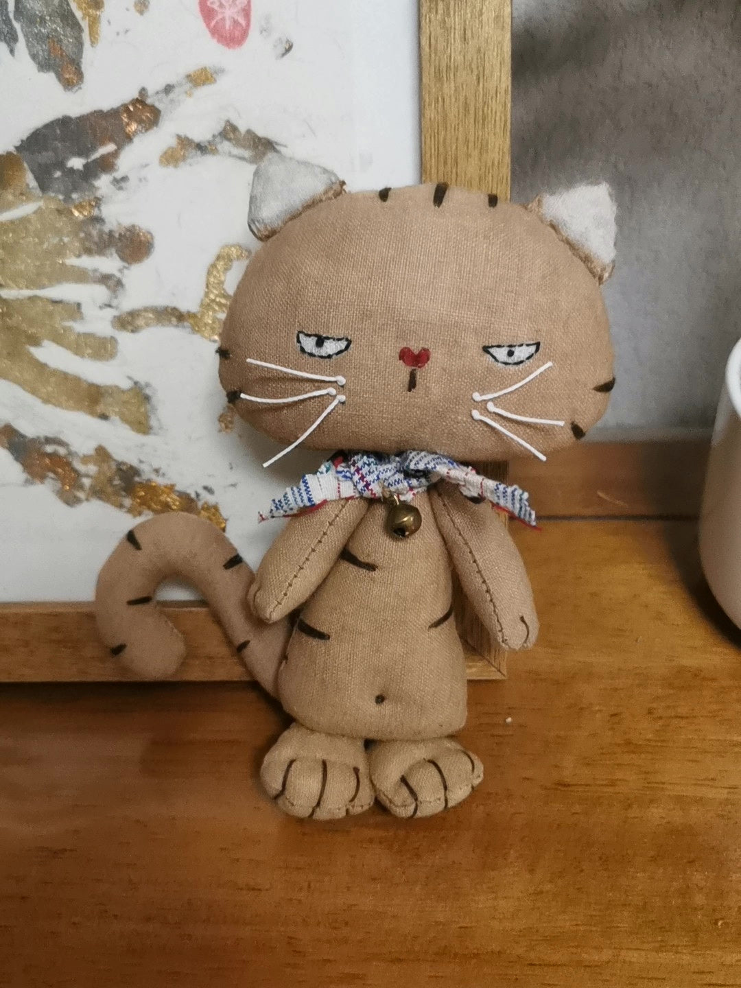 Handgefertigte Katzenfigur aus beigem Leinen