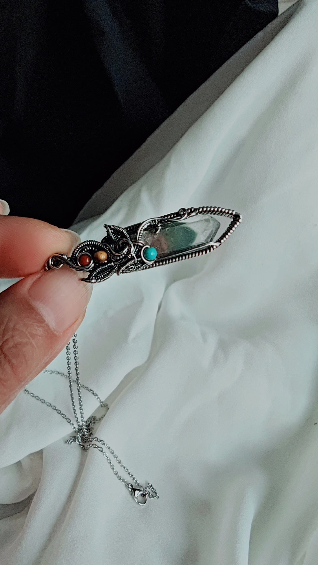 Colar com Pendente de Quartzo Fantasma Verde e Fio de Prata