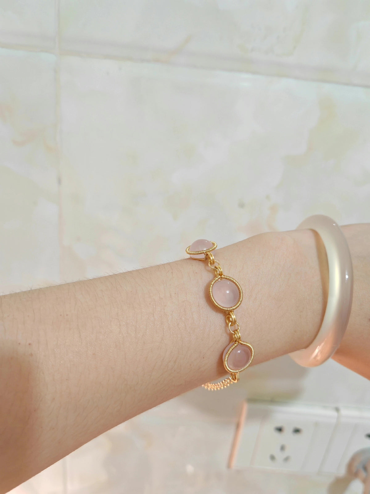 Braccialiale in quarzo rosa con filo dorato