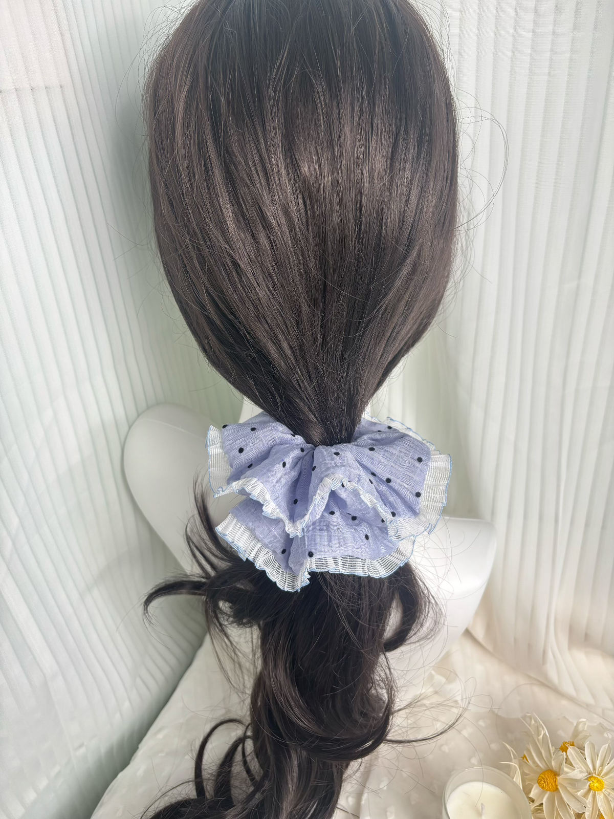 Ljusblå prickig spets-scrunchie hårband