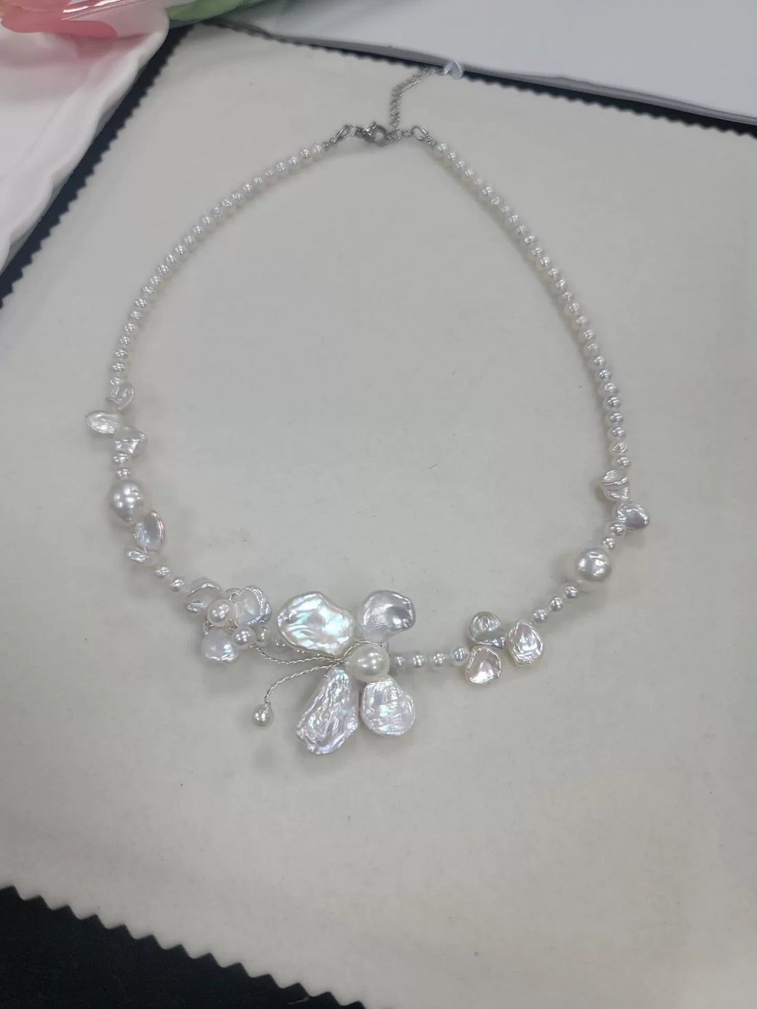 Pearl strand with a pearl cluster and a visible extender.