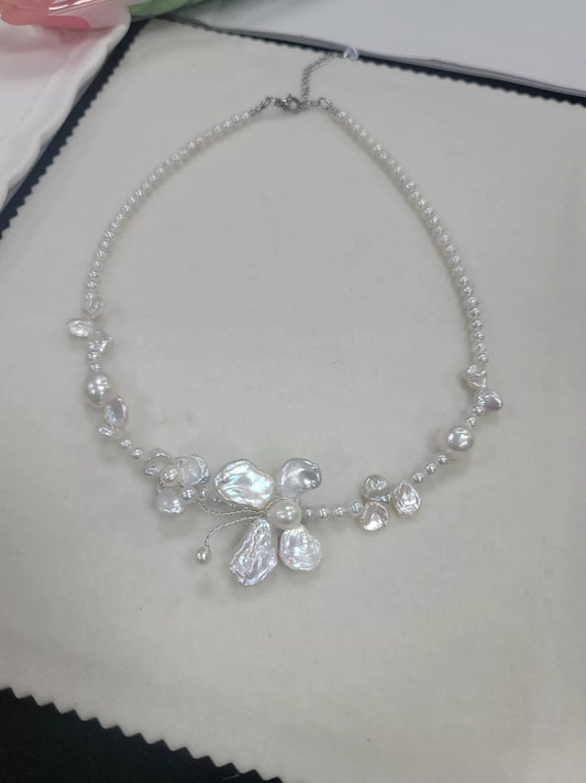 Pearl strand with a pearl cluster and a visible extender.