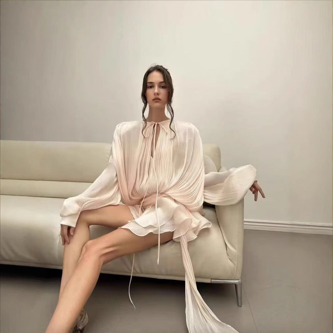 Élise – Ensemble Court Abricot à Taille Cintrée et Manches Bouffantes Romantiques