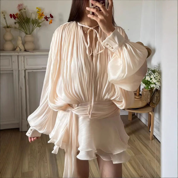 Élise – Ensemble Court Abricot à Taille Cintrée et Manches Bouffantes Romantiques