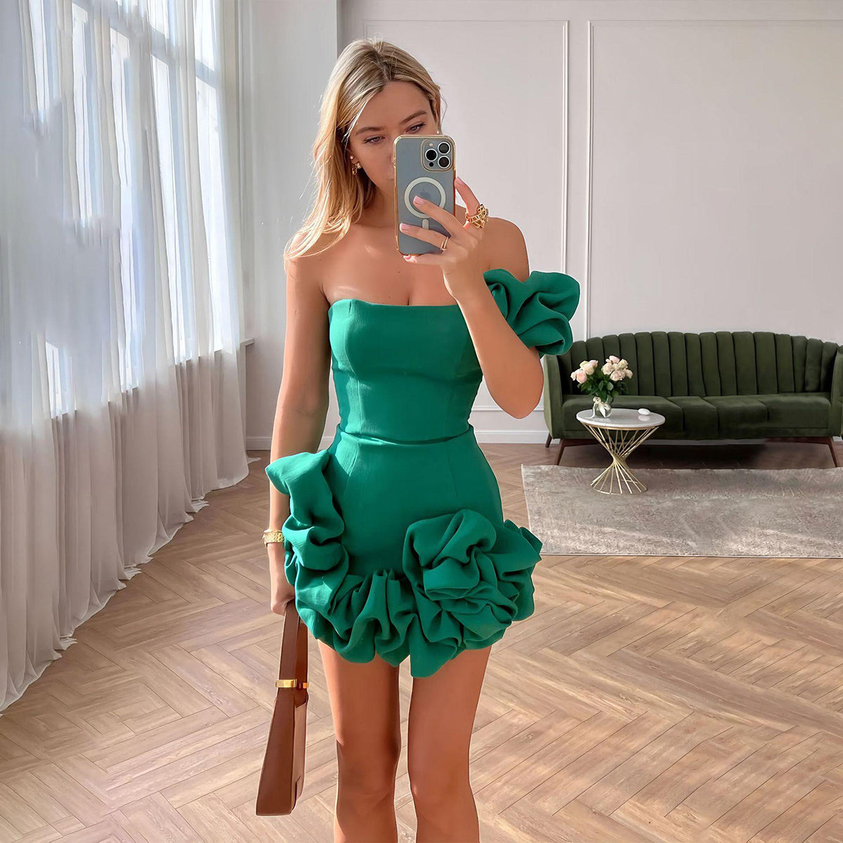 Énora – Robe Courte Asymétrique avec Fleur Sculptée et Détail Couture