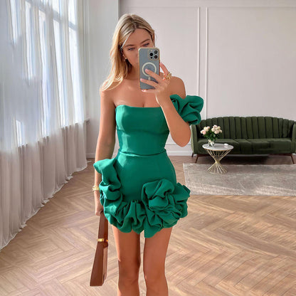 Énora – Robe Courte Asymétrique avec Fleur Sculptée et Détail Couture