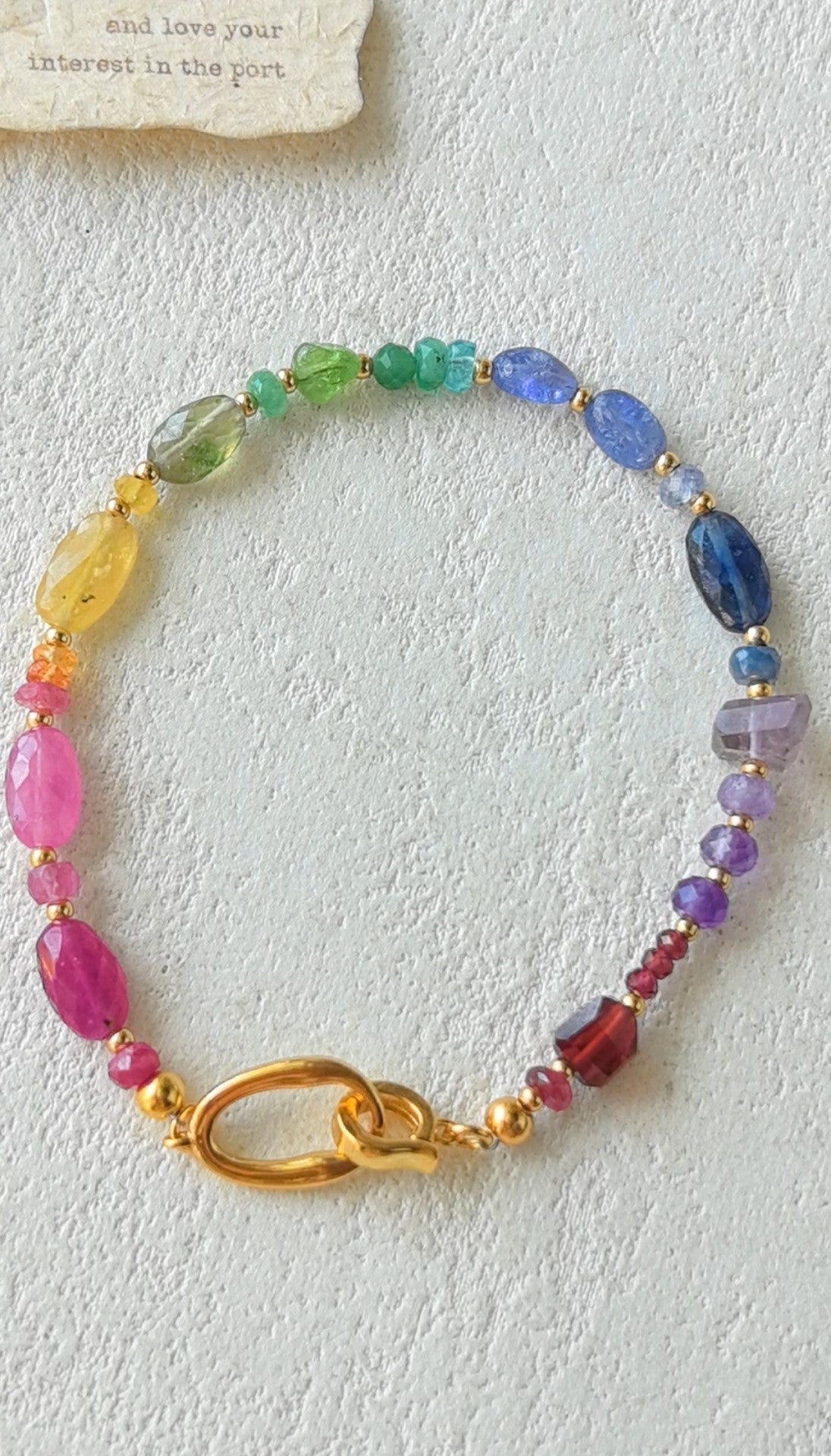 Bracelet en perles multigemmes, fermoir doré