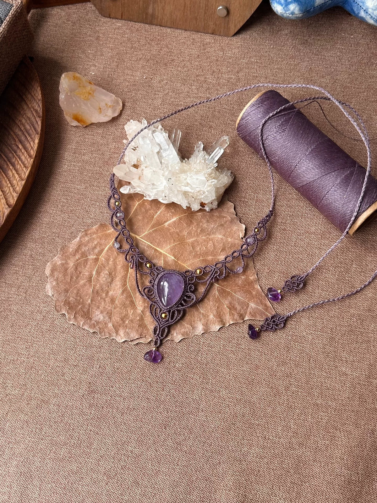 Handgeknoopt macrameketting met grote steen