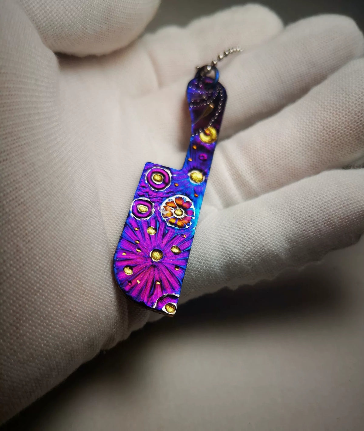 Pendentif couperet en titane anodisé irisé