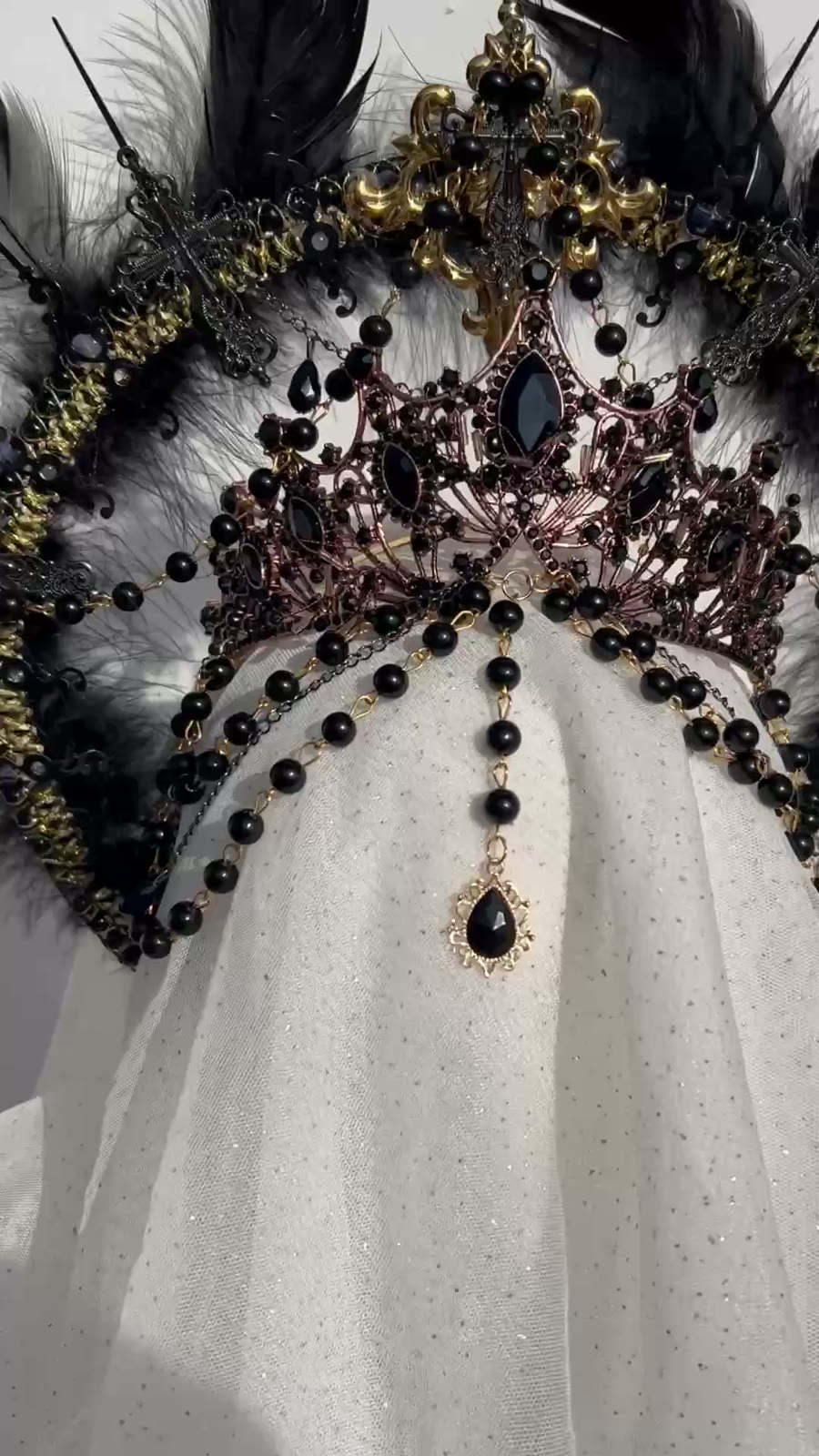 Zwart-gouden Geerde Halo-kroon met Tiara