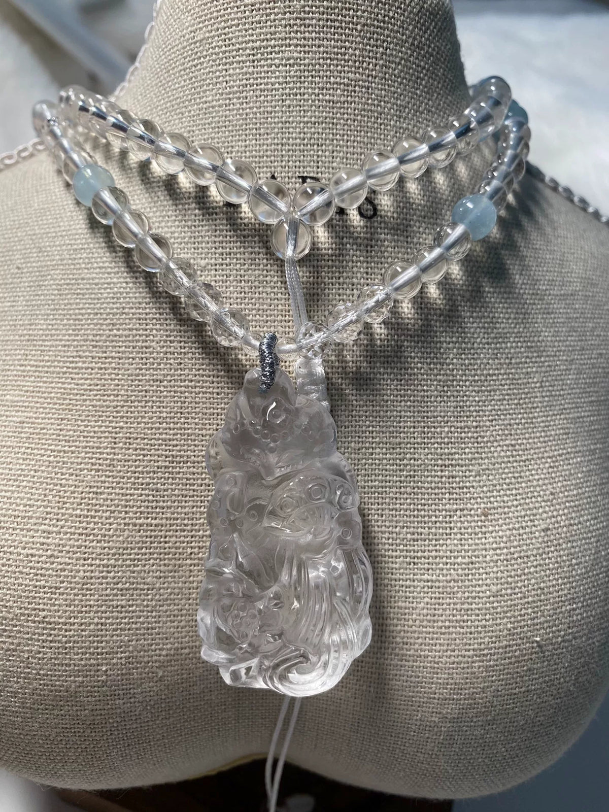 Klarkvarts halsband med räddad rävberlock