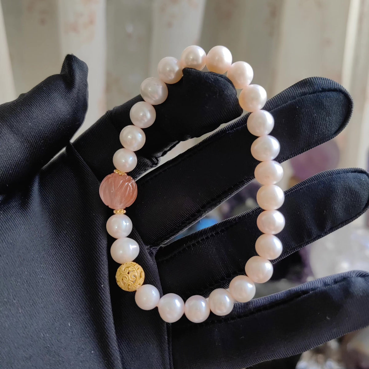 Armband med rosa sövattenspärlor och sydlig röd agat-lotus