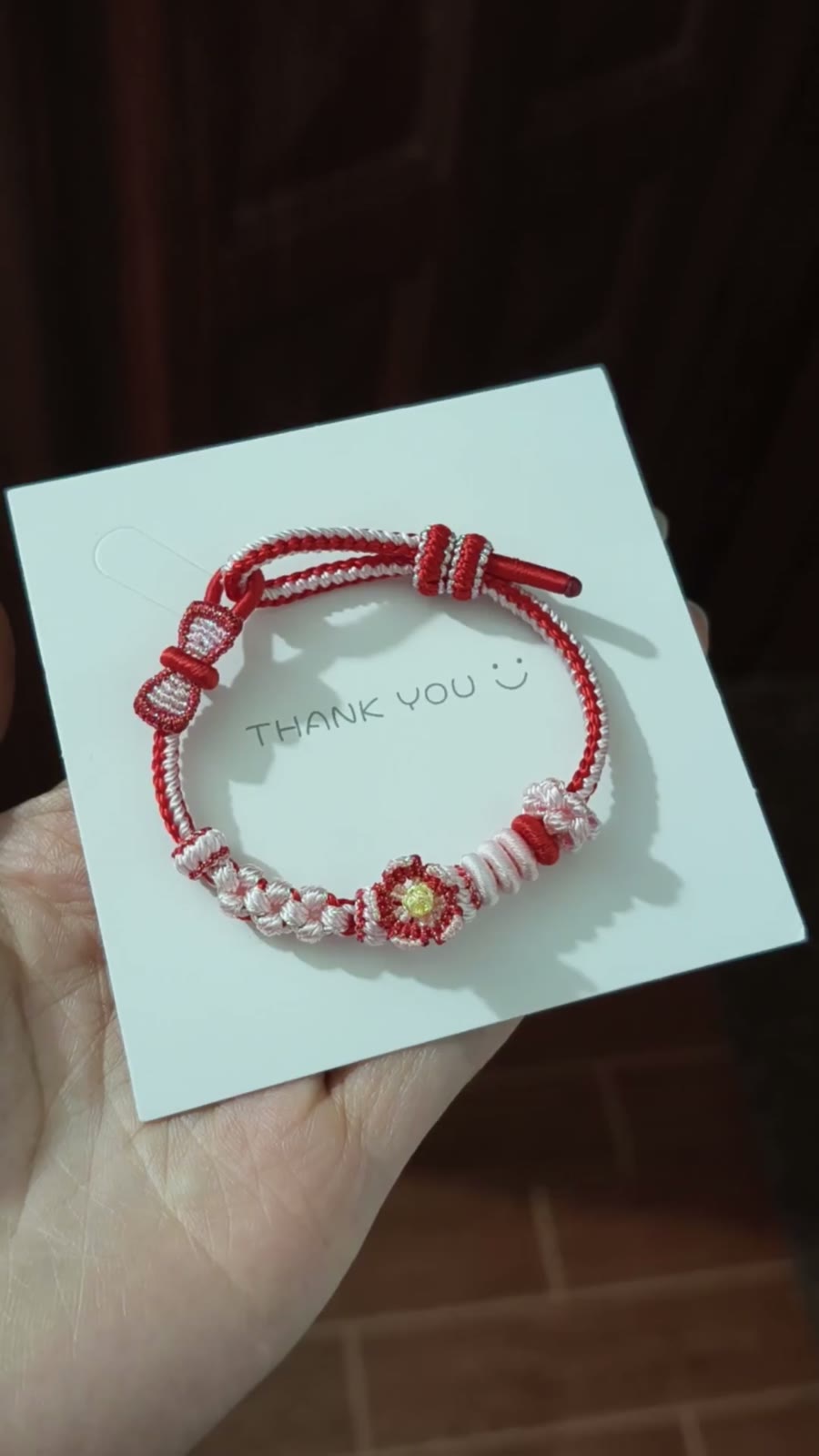 Pulsera de Flor Roja y Blanca Trenzada a Mano