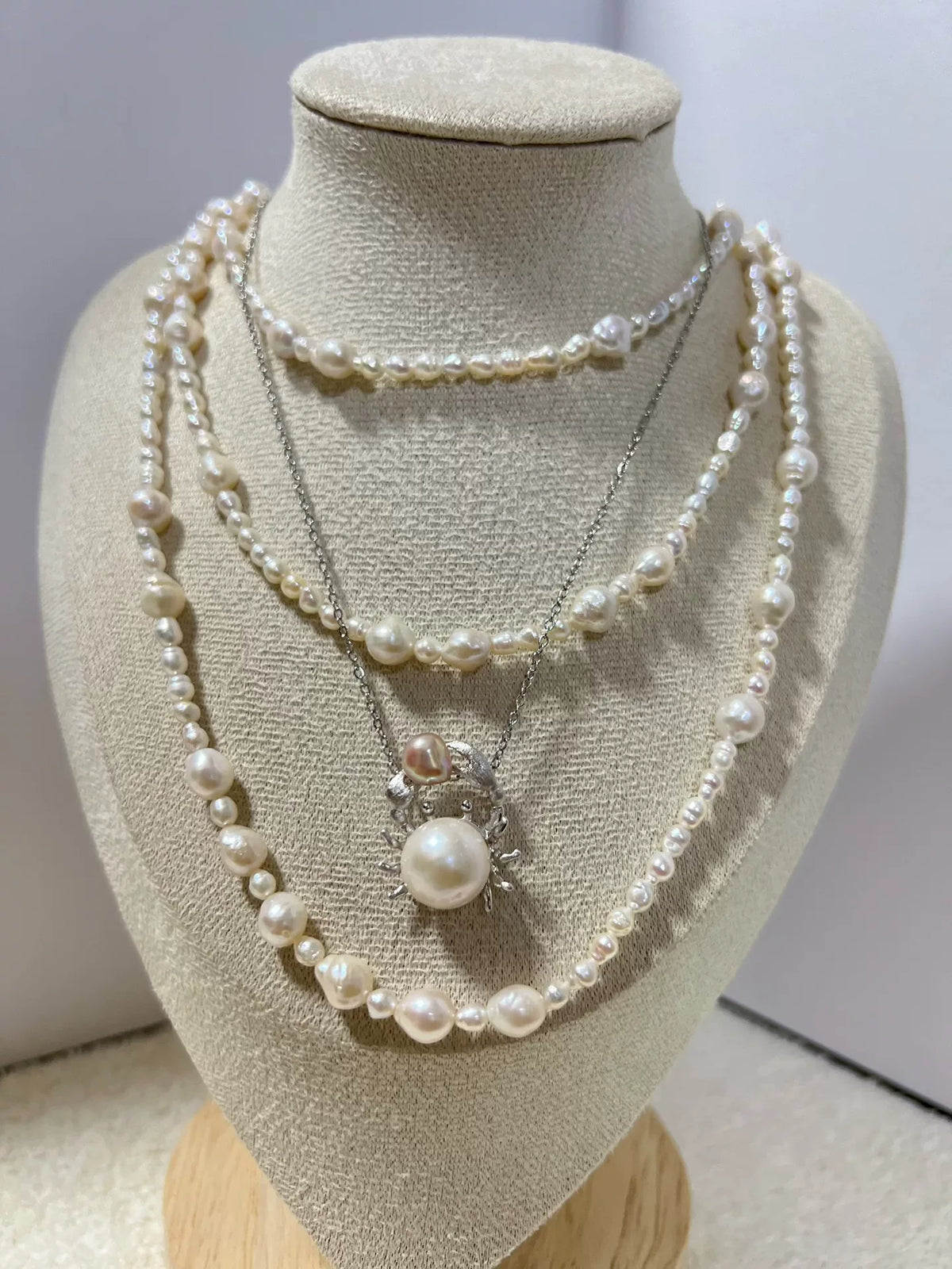 Collana con Pendente in Perle e Cornice a Raggio