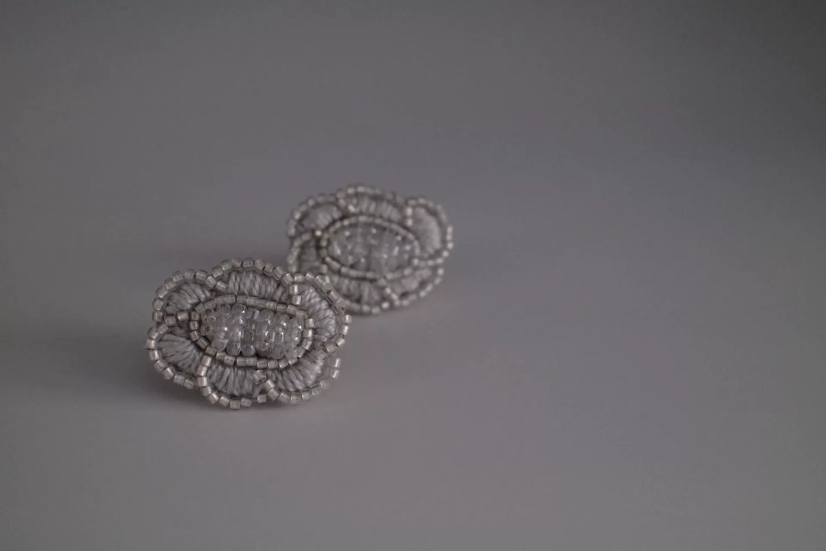 Brincos de Flor Bordada com Miçangas Cinza-Prateado