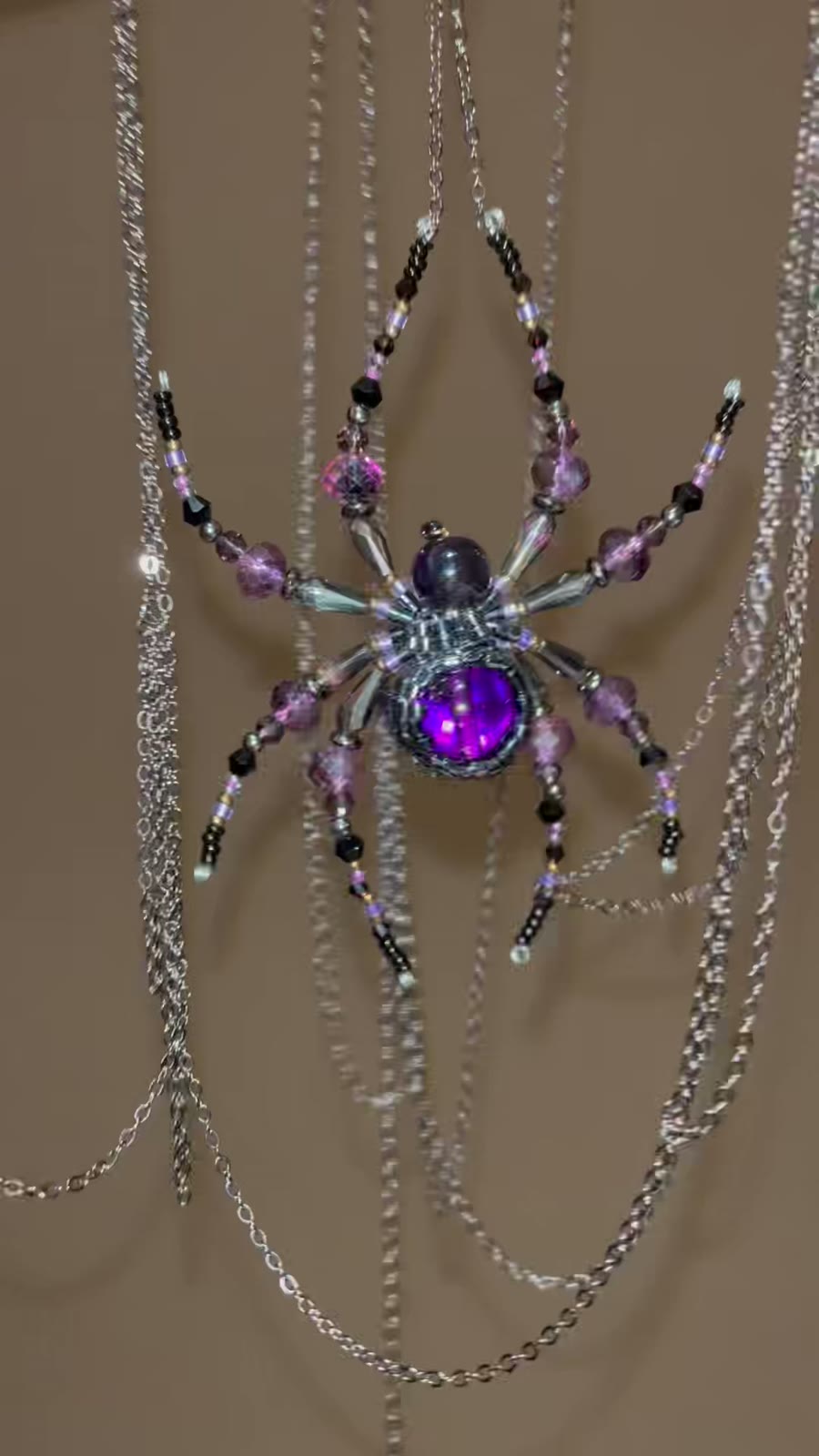 Körperschmuck-Halskette mit violetter Edelstein-Spinne