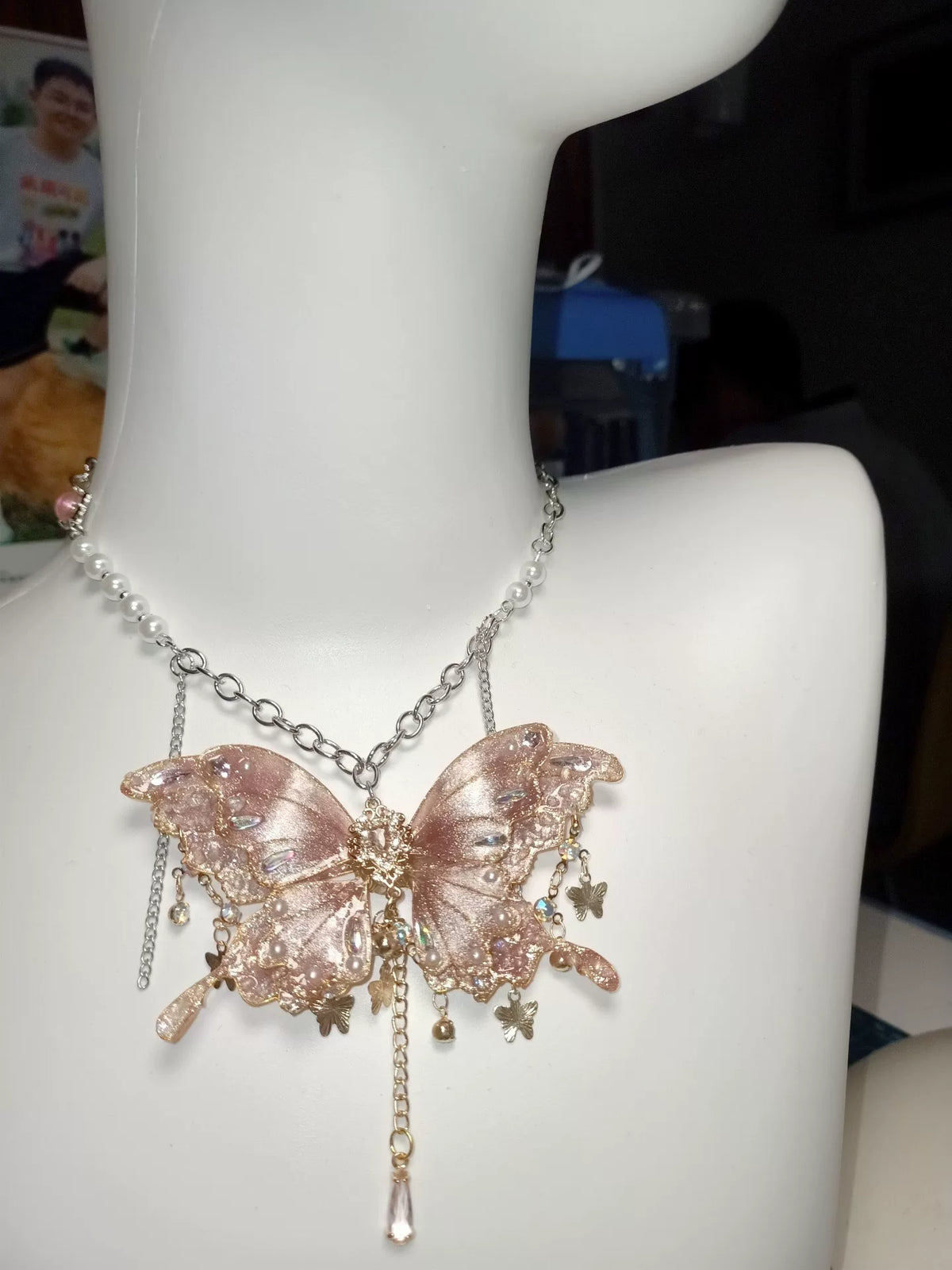 Collar, Broche y Pinza de Mariposa Rosa Translúcida