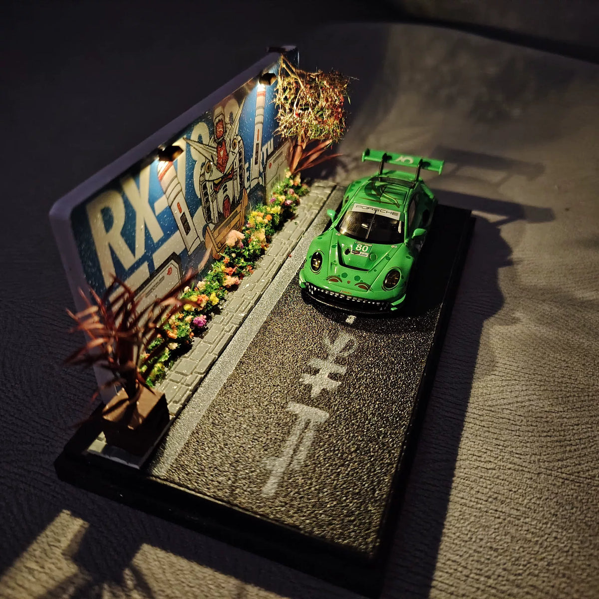 1:64 Gundam Diorama mit Porsche 911 GT3 RS