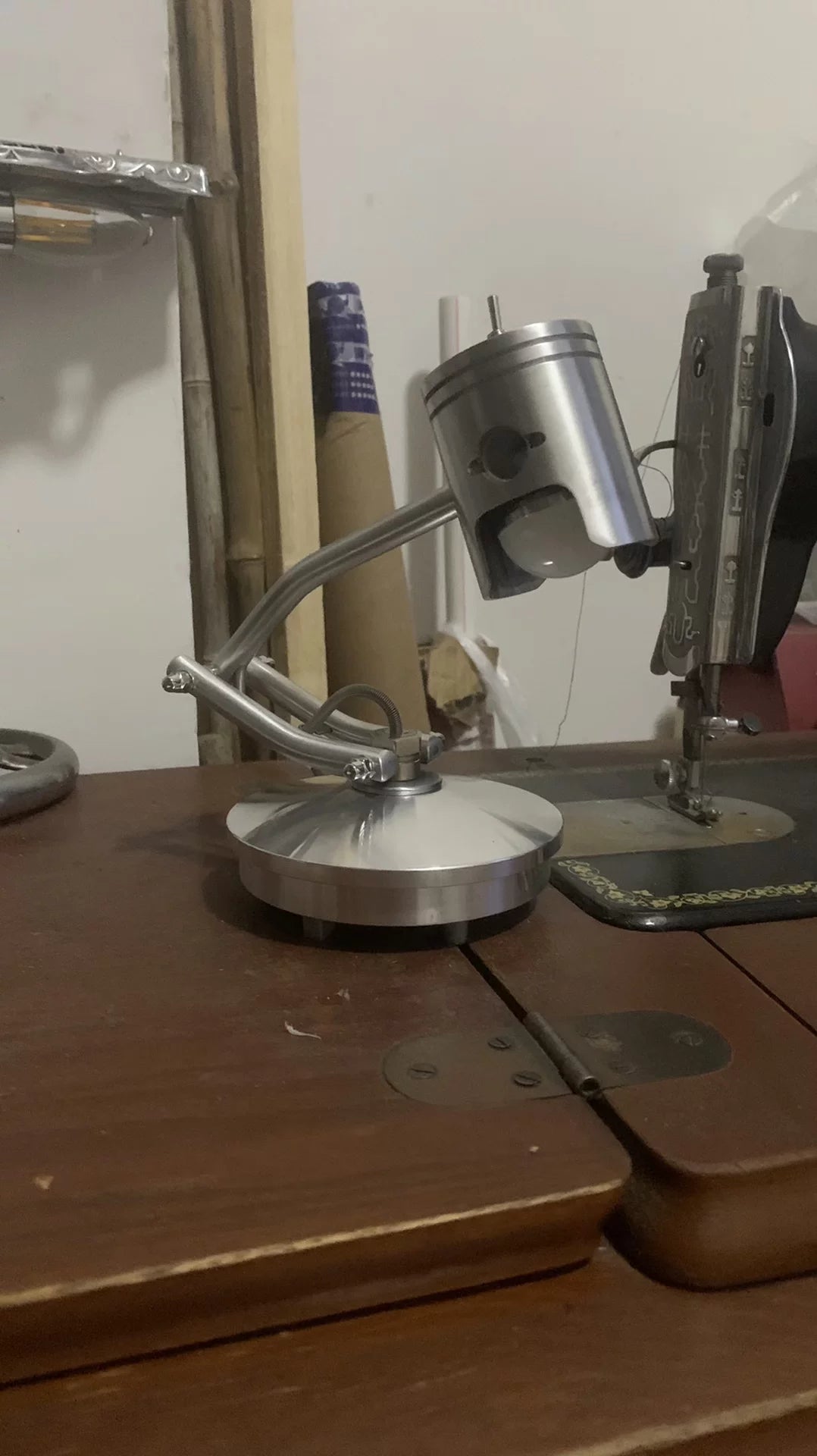 Lampada da tavolo industriale in alluminio con design scultoreo