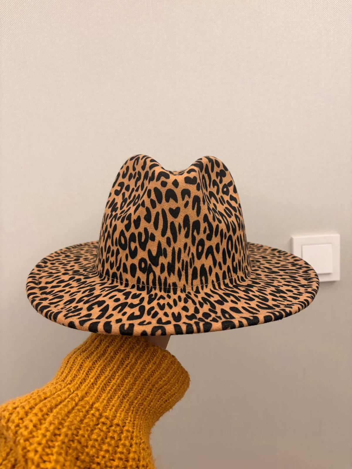 Cappello a tesa larga con stampa leopardo marrone