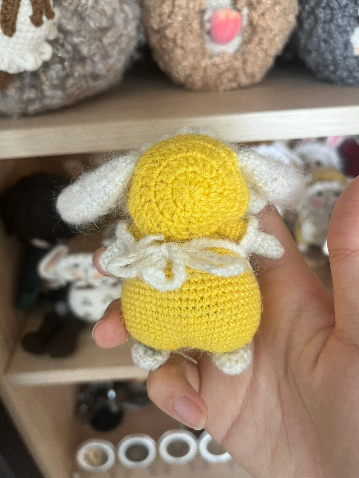 Handgehäkelte Hasenpuppe Gelbes Garn