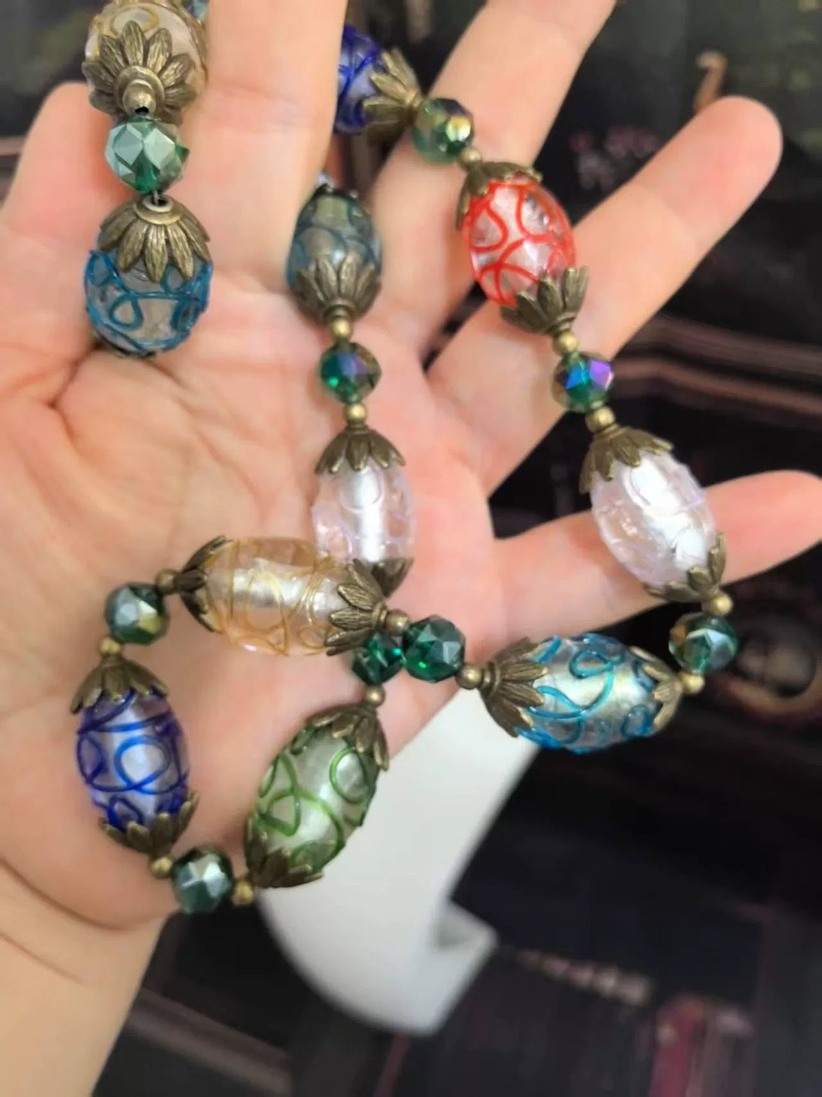 Collier en verre soufflé avec perles barillet et volutes