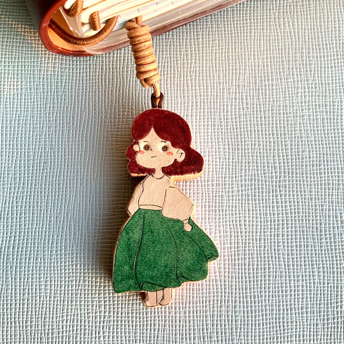 Set de pendentifs en cuir sculptés à la main