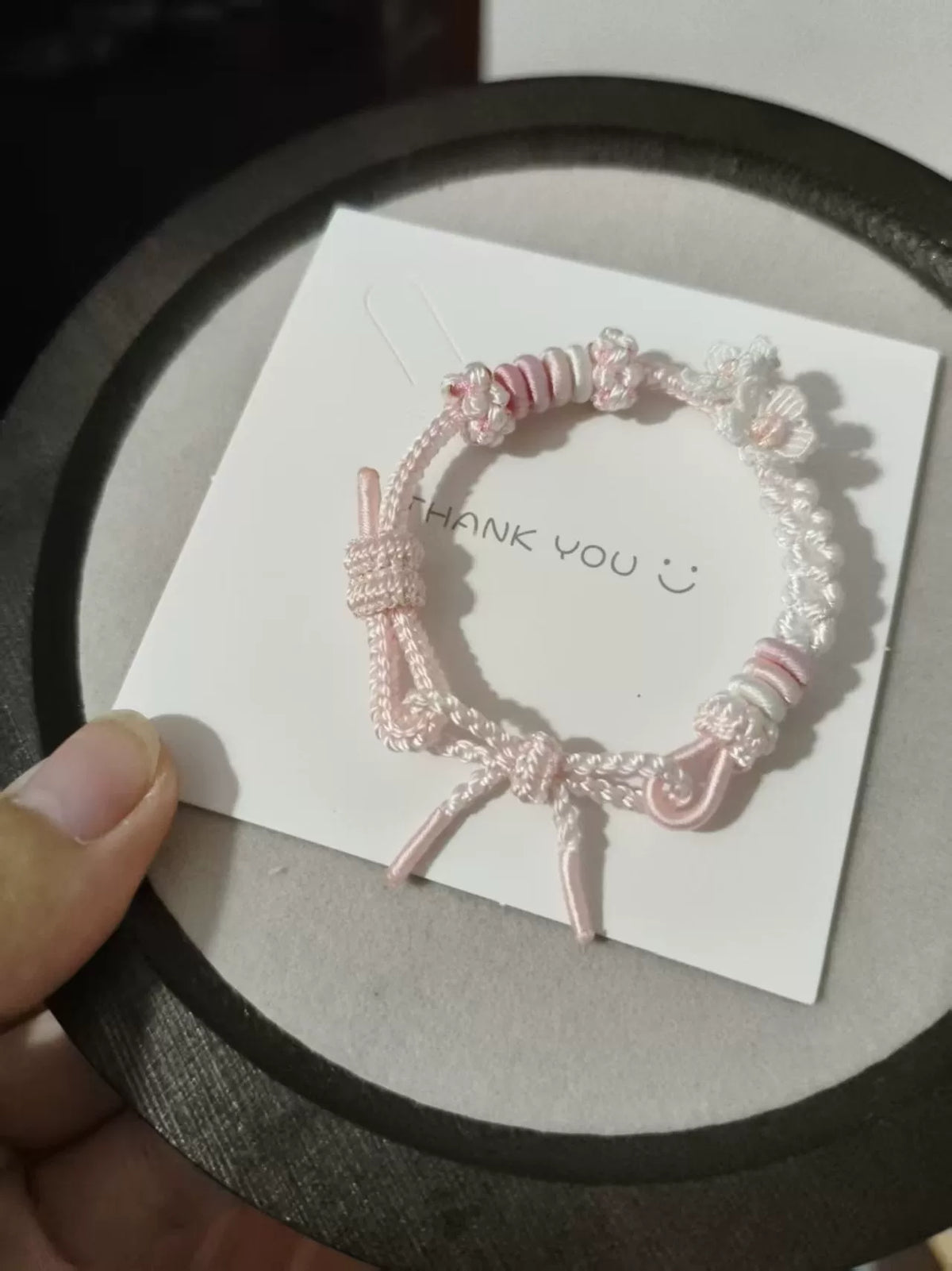 Handgewebbtes Armband in Rosa-Weiß-Ververlauf mit Blüten