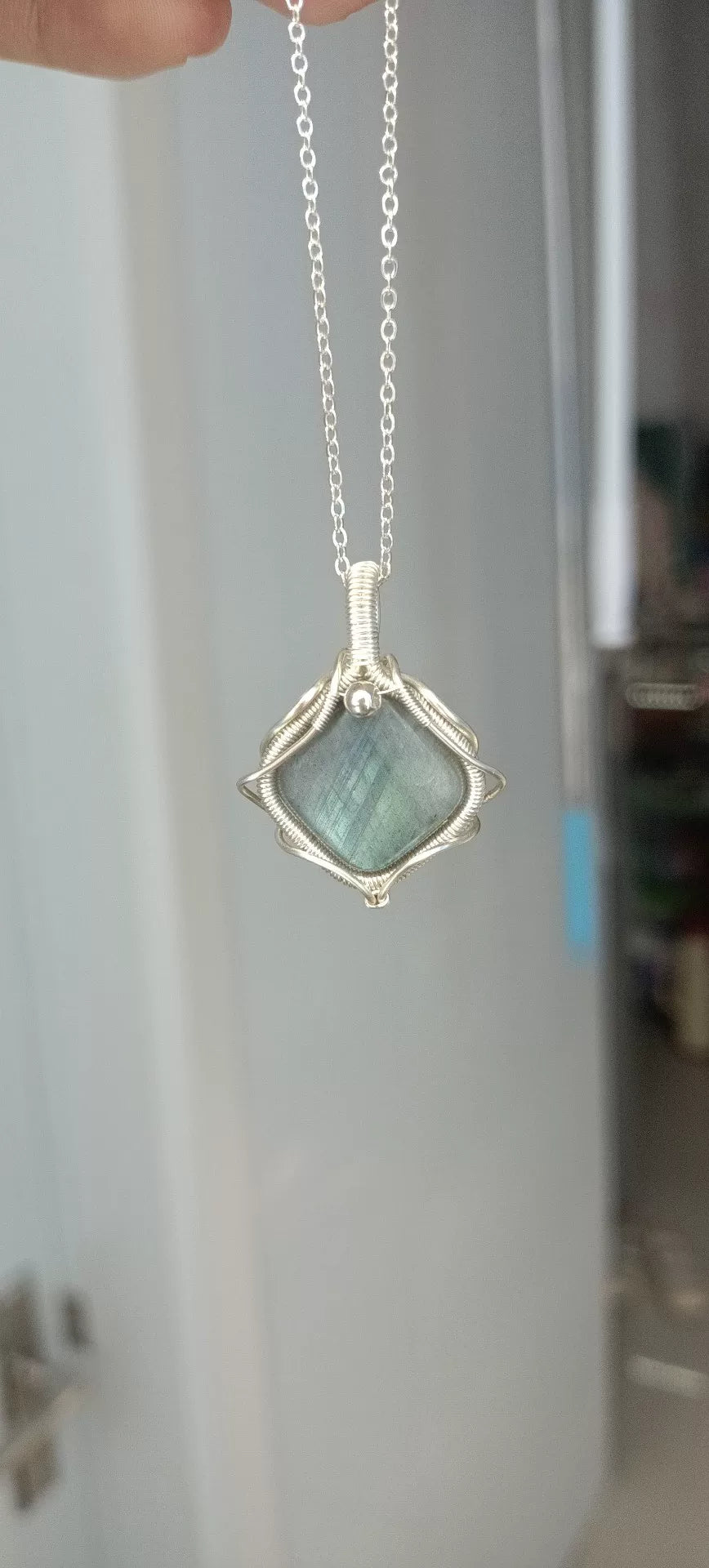 Halsband med diamantformad labradorit och trådlindning