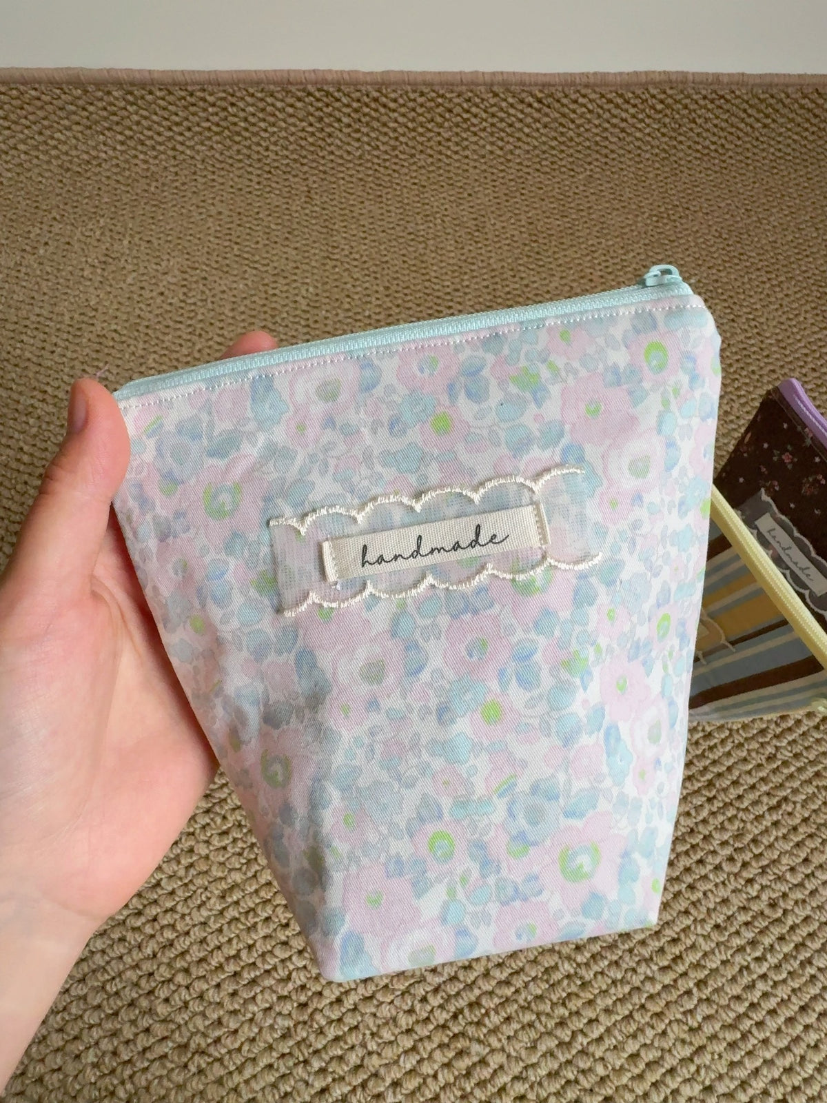 Trousse zippée en toile trapézoïdale avec contraste