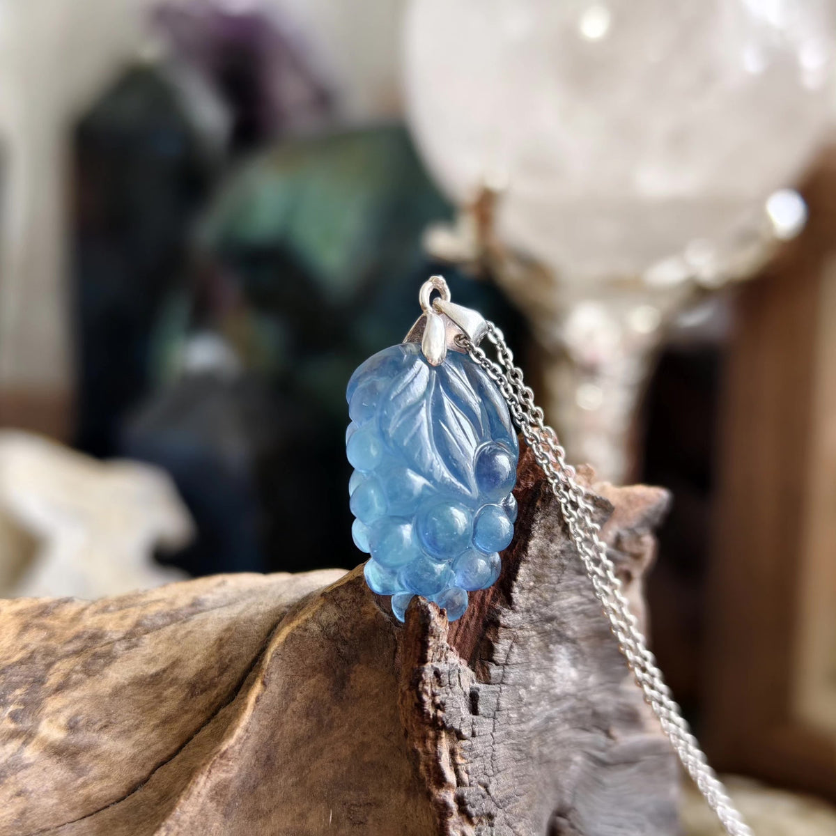 Pendentif aigamarine sculpté grappe de raisin, argent pur